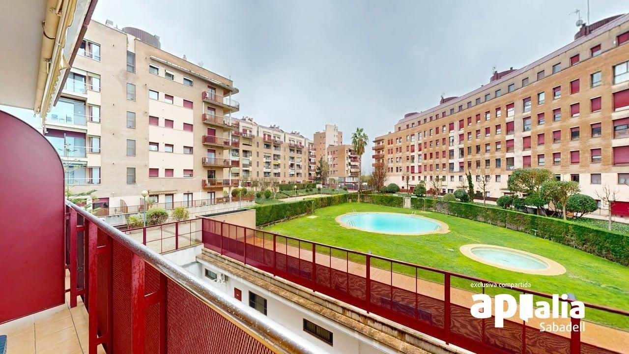 Außenansicht von Wohnung zum Verkauf in Sabadell mit Klimaanlage, Heizung und Balkon