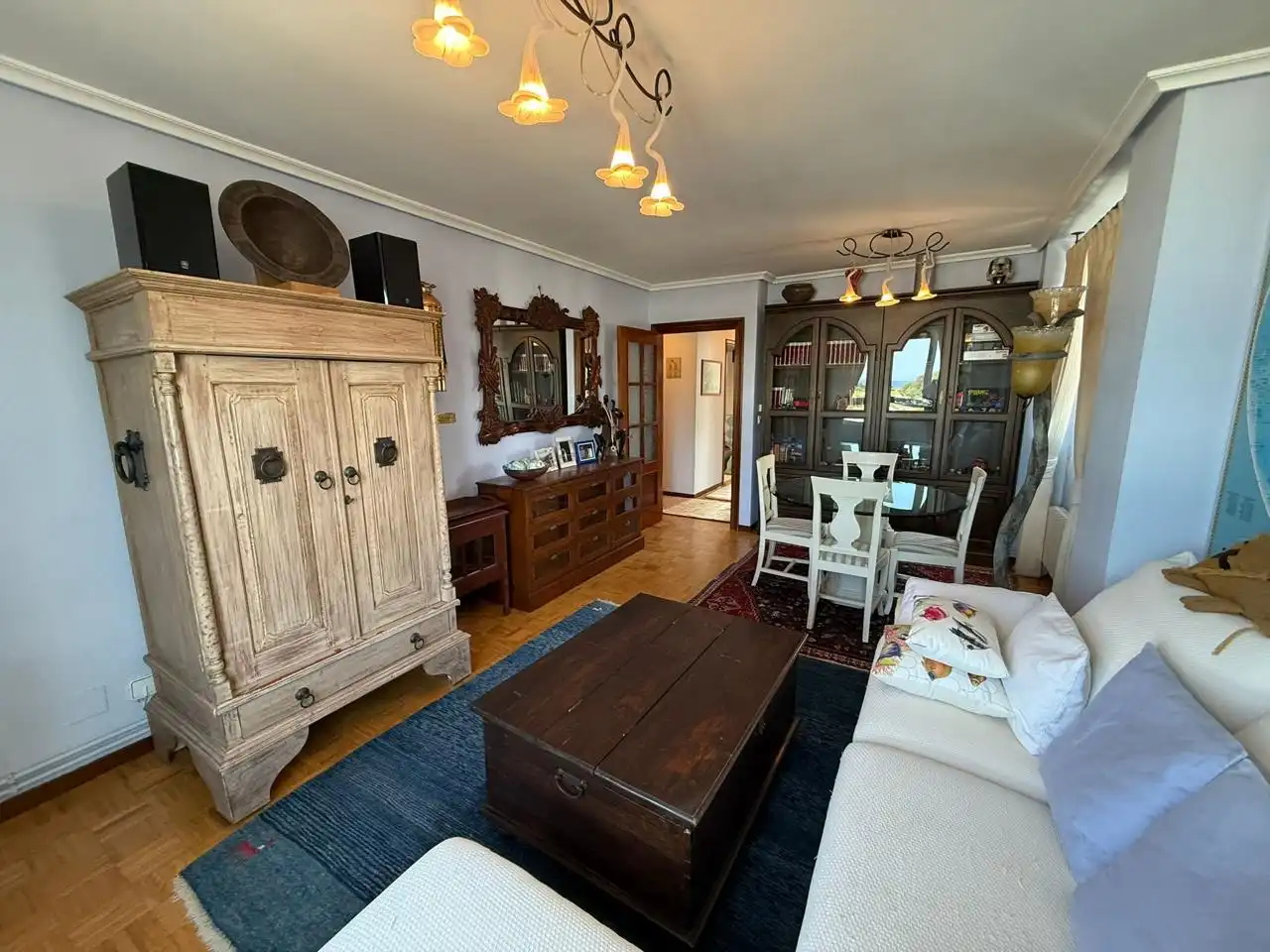 Sala de estar de Piso en venta en Castro-Urdiales con Calefacción, Parquet y Piscina comunitaria