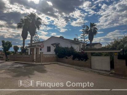 Vista exterior de Casa o xalet en venda en Roda de Berà amb Aire condicionat, Jardí privat i Terrassa