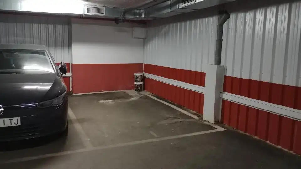 Garaje de alquiler en Calle de Galileo, 48, Arapiles