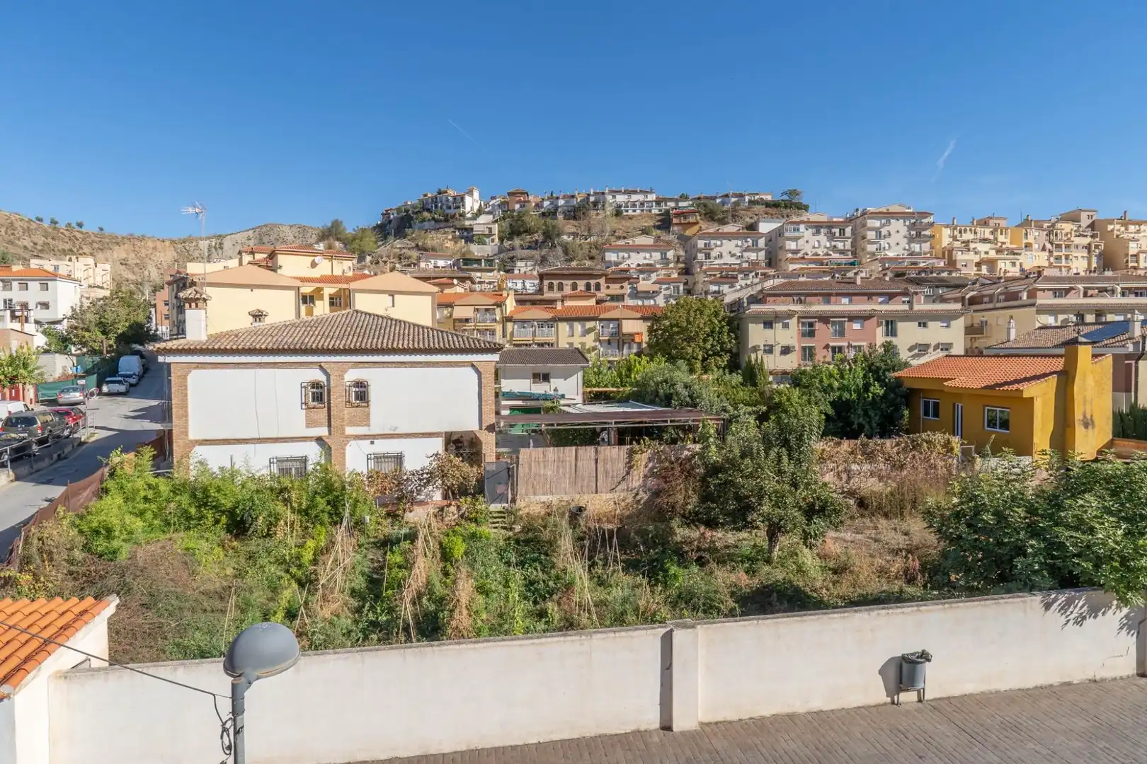 Vista exterior de Casa adosada en venta en Cenes de la Vega con Aire acondicionado, Calefacción y Jardín privado