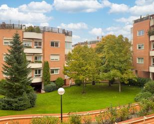 Vista exterior de Pis en venda en Pozuelo de Alarcón amb Calefacció, Jardí privat i Terrassa