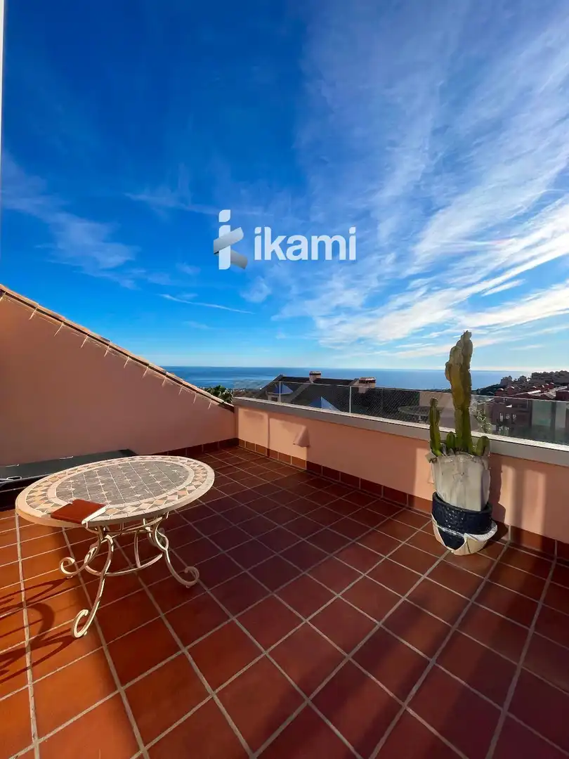 Vista exterior de Àtic en venda en Mijas amb Aire condicionat, Terrassa i Piscina