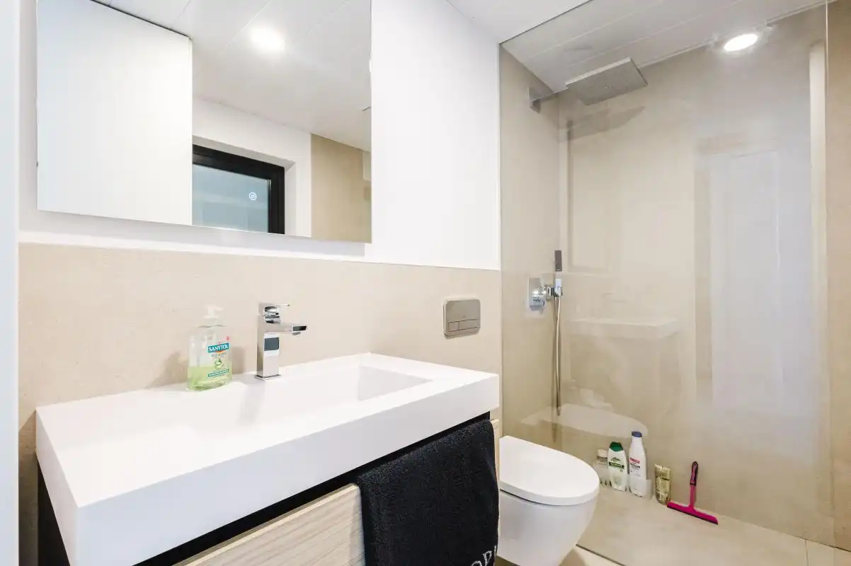 Badezimmer von Erdgeschoss zum Verkauf in Fuengirola mit Heizung, Terrasse und Abstellraum