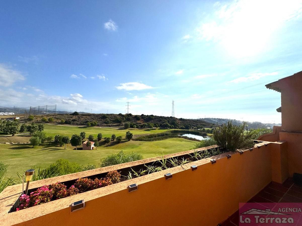 Vista exterior de Casa o xalet en venda en Estepona amb Aire condicionat, Terrassa i Piscina comunitària