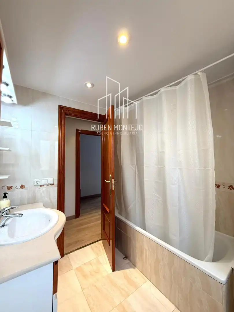 Baño de Ático de alquiler en Salamanca con Calefacción, Terraza y Amueblado