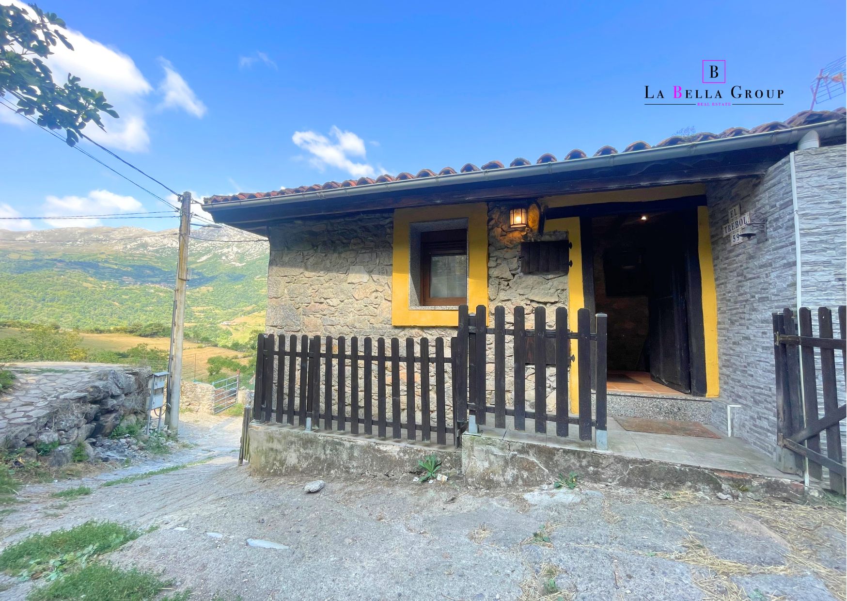 Vista exterior de Casa o xalet en venda en Quirós amb Calefacció i Jardí privat