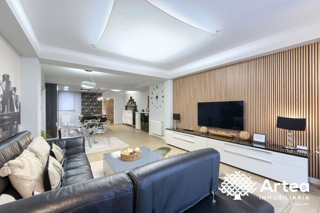 Sala d'estar de Pis en venda en Bilbao  amb Calefacció, Moblat i Balcó