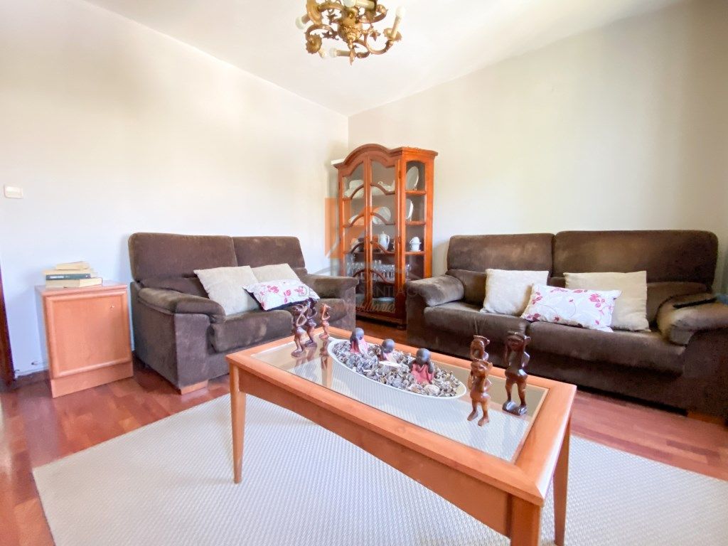 Sala d'estar de Casa o xalet en venda en Santiago de Compostela  amb Jardí privat, Forn i Internet