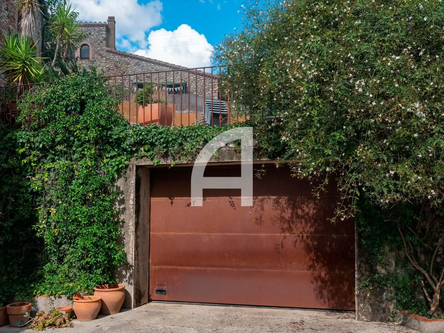 Vista exterior de Finca rústica en venta en Sant Miquel de Fluvià con Calefacción, Piscina y Amueblado