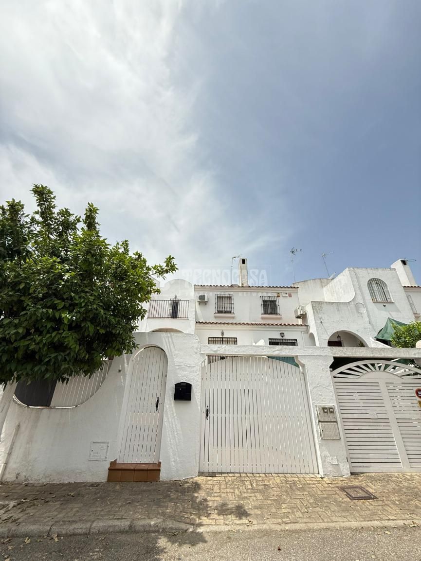 Exterior view of Single-family semi-detached for sale in Mairena del Aljarafe  with Air Conditioner, Terrace and Community pool