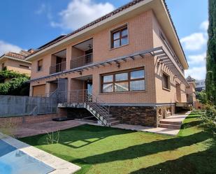 Vista exterior de Casa o xalet en venda en Las Rozas de Madrid amb Aire condicionat, Terrassa i Piscina