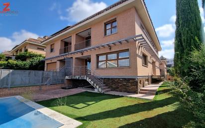 Vista exterior de Casa o xalet en venda en Las Rozas de Madrid amb Aire condicionat, Terrassa i Piscina