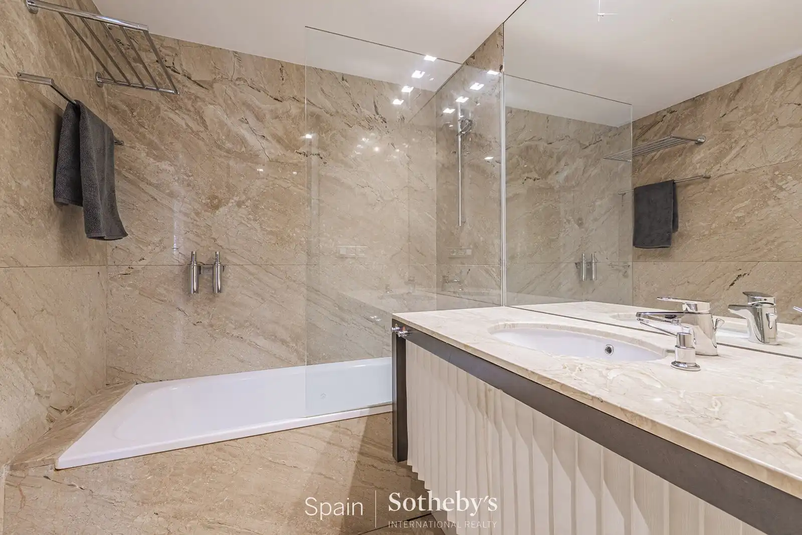 Bany de Casa o xalet en venda en Barcelona amb Aire condicionat, Jardí privat i Terrassa