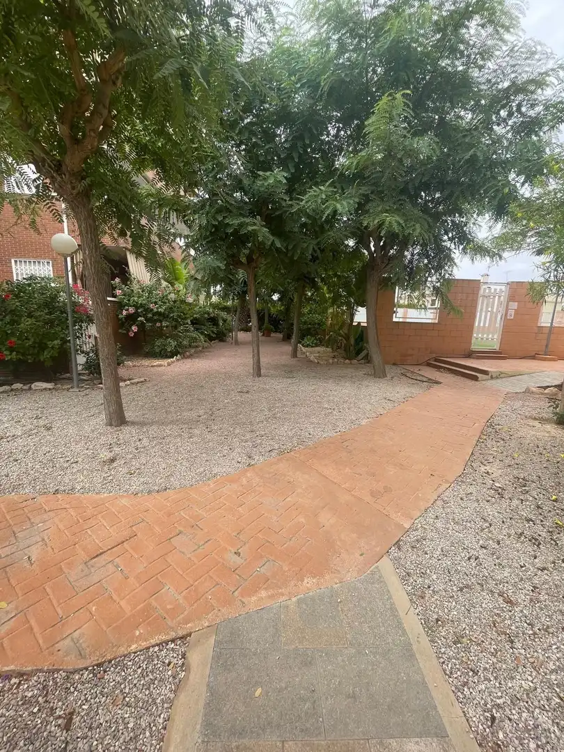 Aparcament de Casa adosada en venda en Elche / Elx amb Aire condicionat, Calefacció i Jardí privat