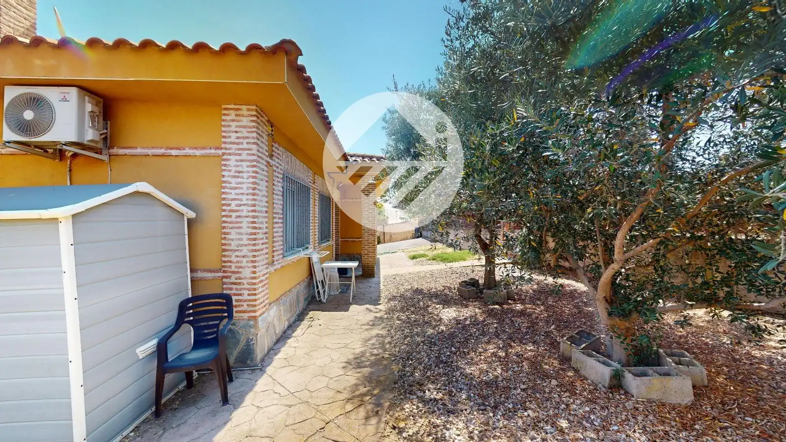Garden of Houses for sale in Lucillos  with Air Conditioner and Heating