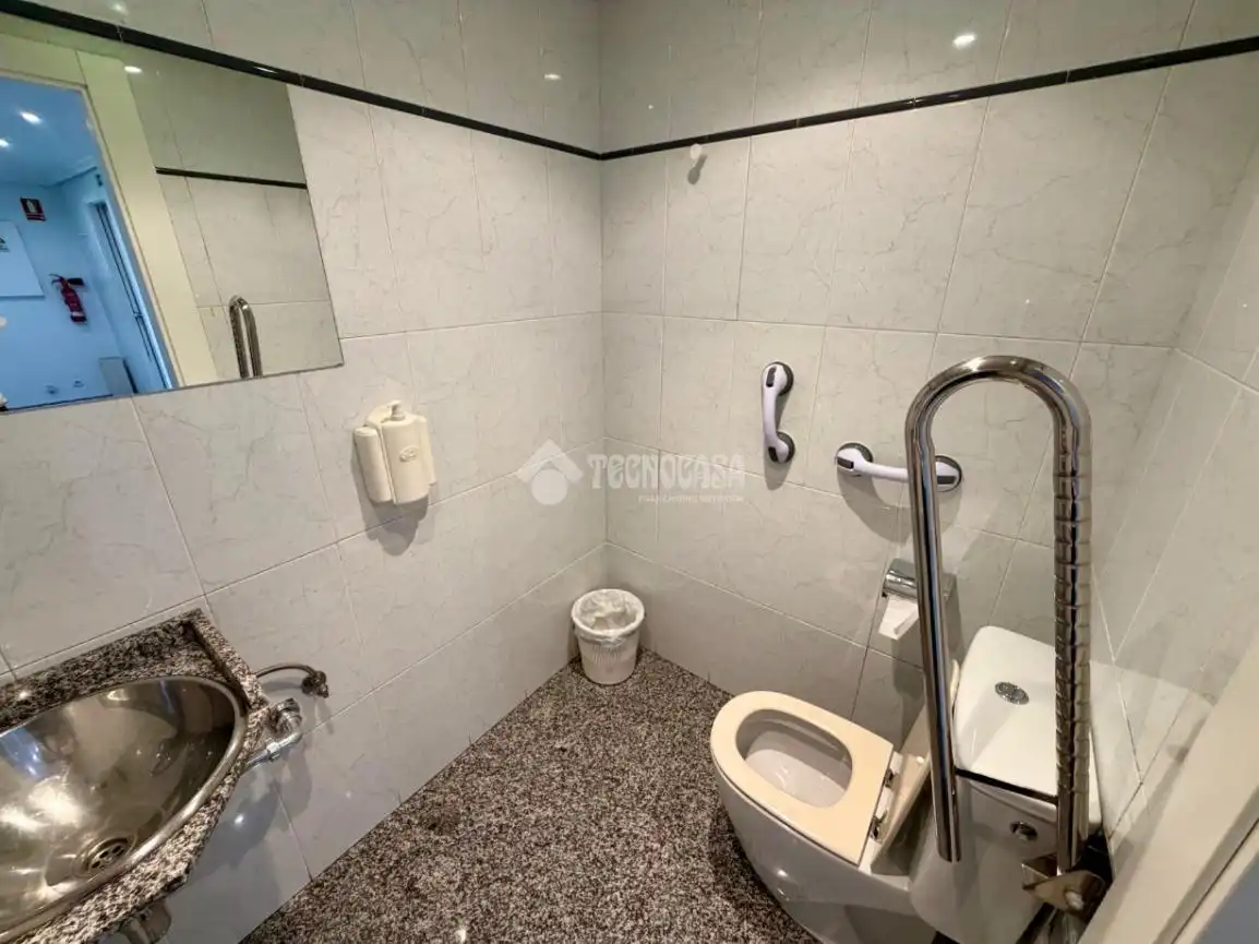 Baño de Piso en venta en León Capital  con Calefacción, Terraza y Trastero