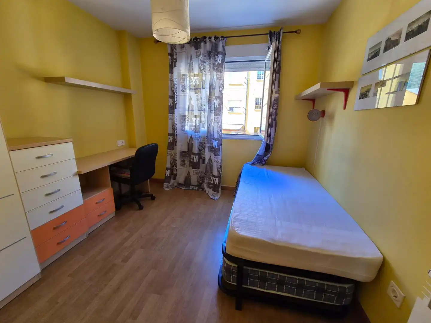 Dormitori de Apartament en venda en Ponferrada amb Calefacció, Traster i Moblat