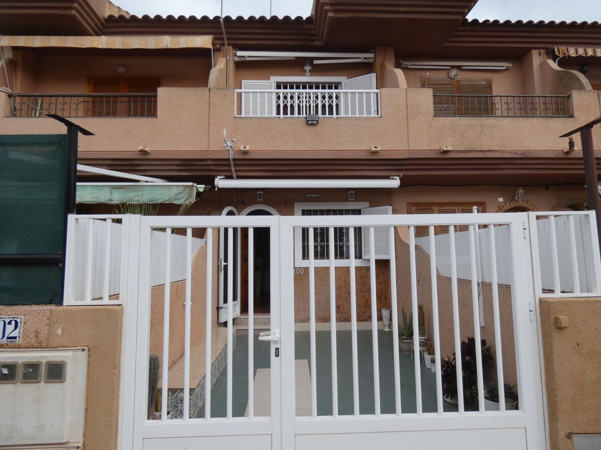 Vista exterior de Casa o xalet en venda en San Pedro del Pinatar amb Aire condicionat, Calefacció i Jardí privat