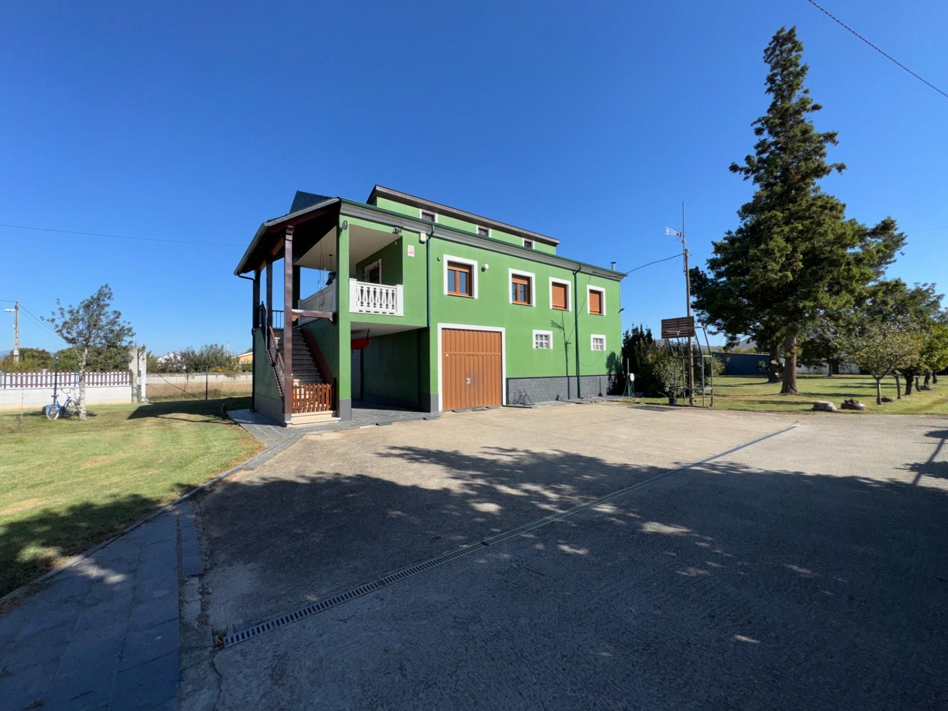 Exterior view of House or chalet for sale in Ponferrada  with Heating, Terrace and Furnished