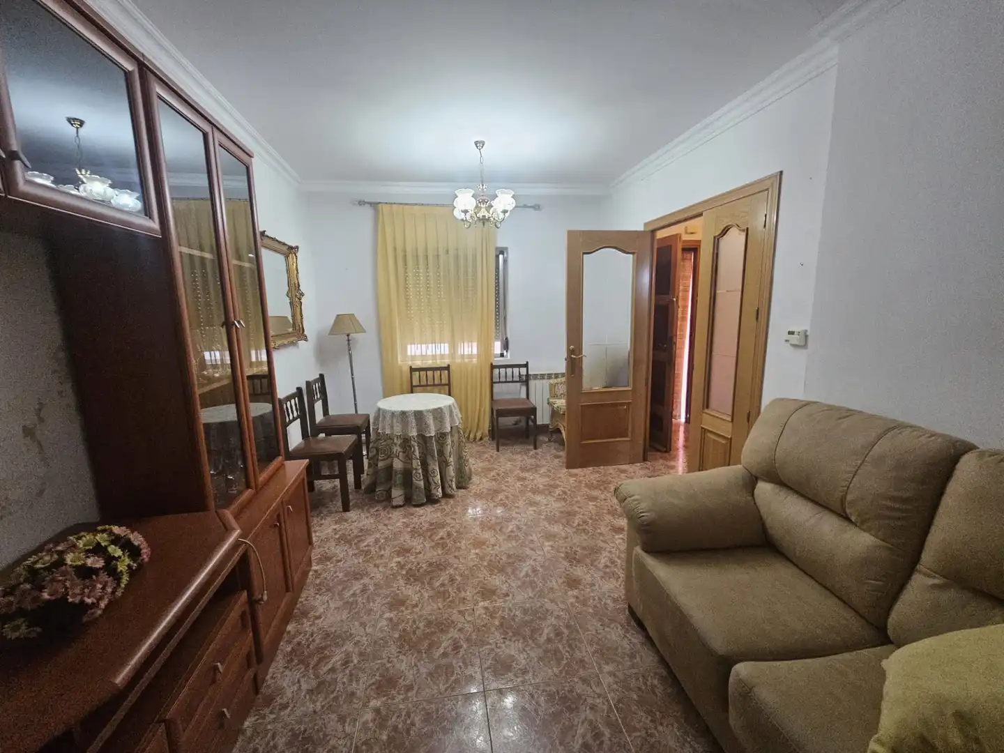 Sala d'estar de Casa adosada en venda en Mondéjar amb Moblat