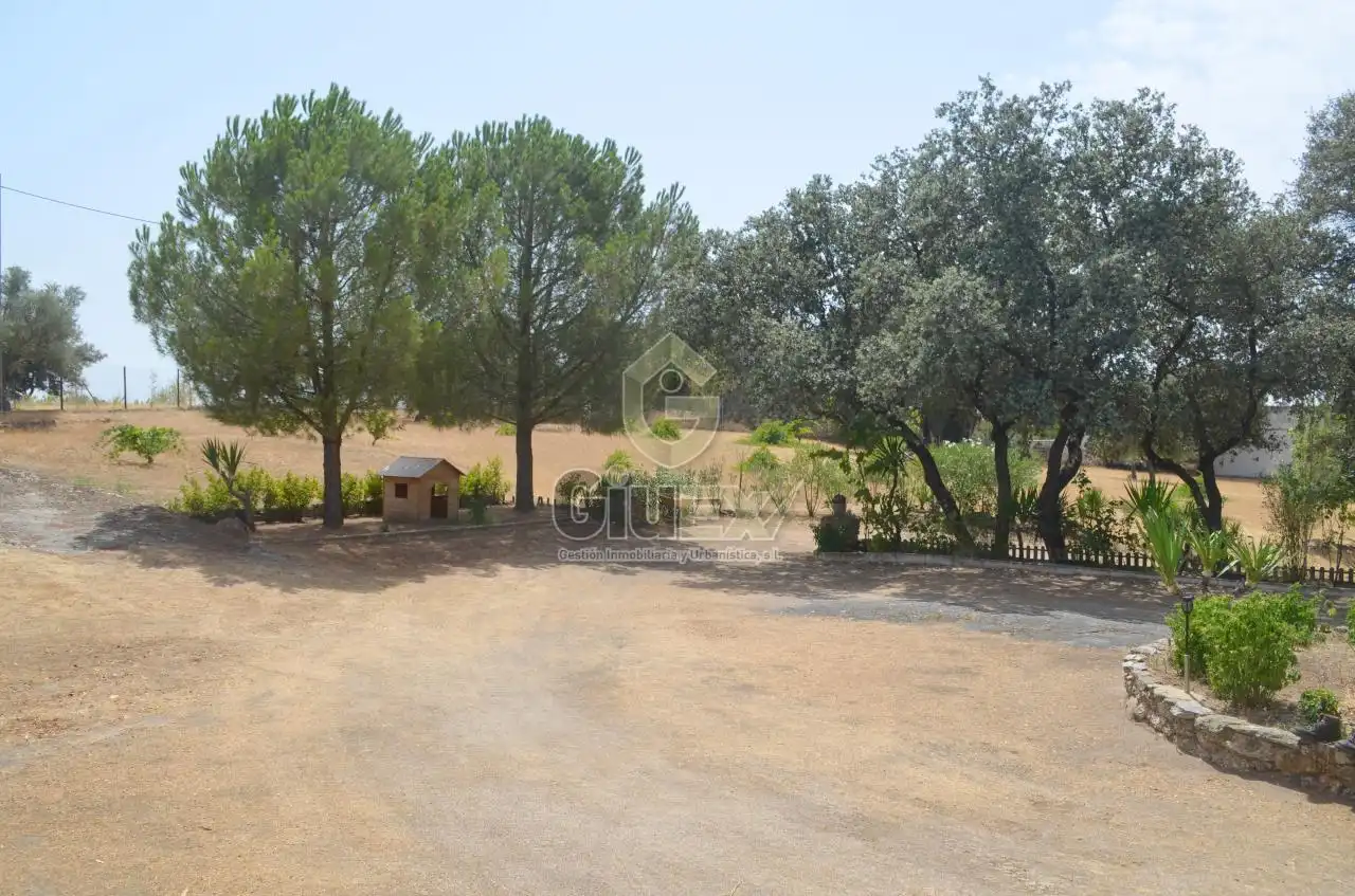 Casa o chalet en venta en Arroyo de la Luz con Calefacción, Jardín privado y Amueblado