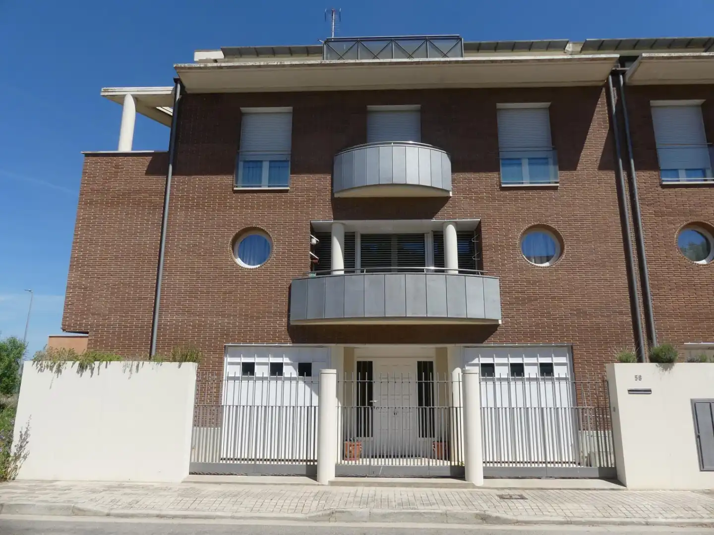 Vista exterior de Casa adosada en venta en Huesca con Aire acondicionado, Jardín privado y Terraza