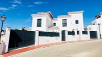 Vista exterior de Casa o xalet en venda en Torrox amb Aire condicionat i Piscina