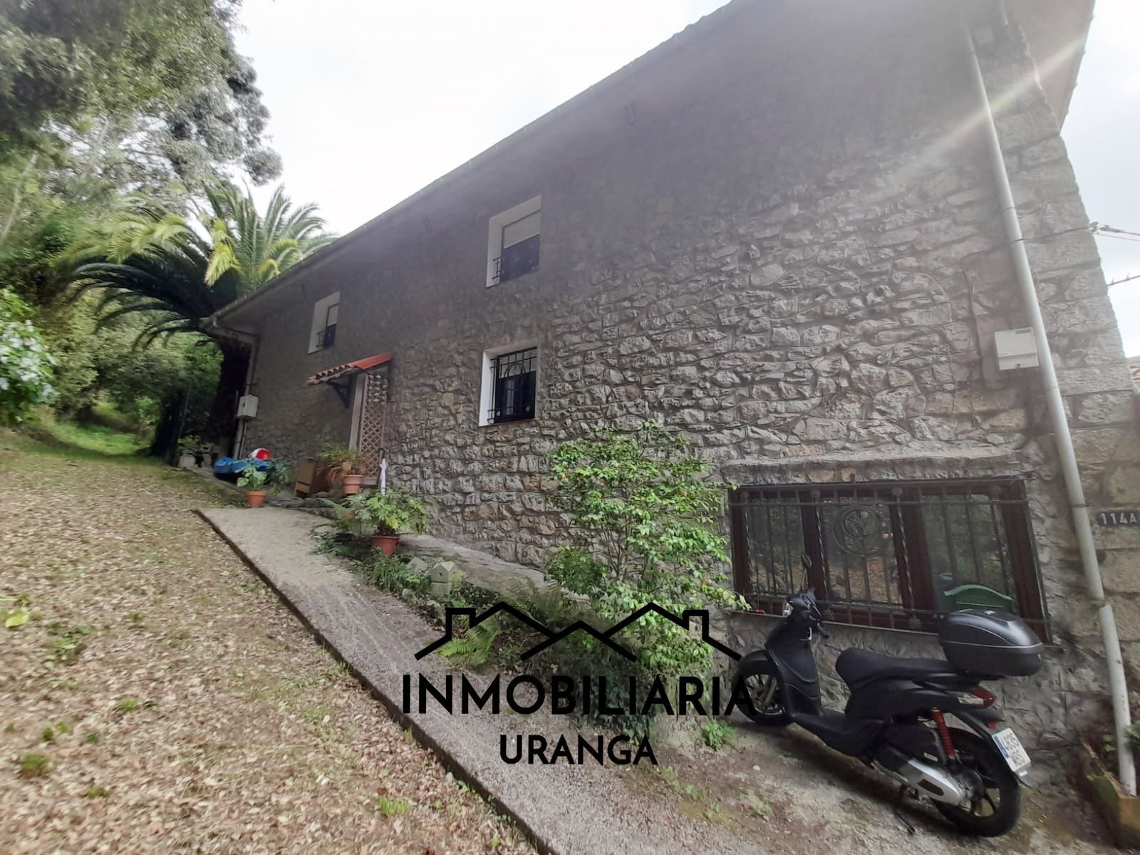 Vista exterior de Casa o xalet en venda en Castro-Urdiales amb Calefacció, Jardí privat i Terrassa