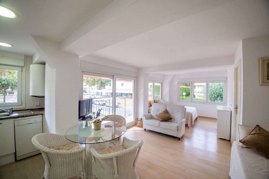 Sala d'estar de Apartament en venda en Castell d'Aro, Platja d'Aro i s'Agaró amb Aire condicionat, Moblat i Forn