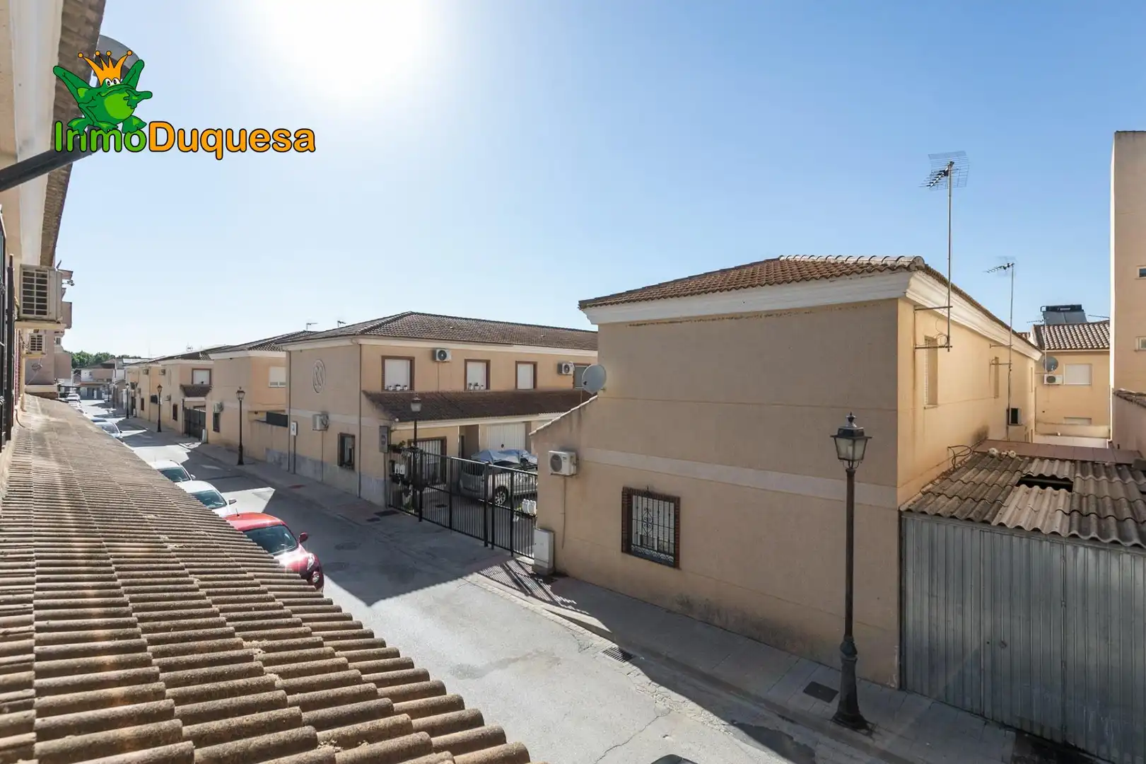 Vista exterior de Casa adosada en venda en Fuente Vaqueros amb Aire condicionat, Calefacció i Terrassa