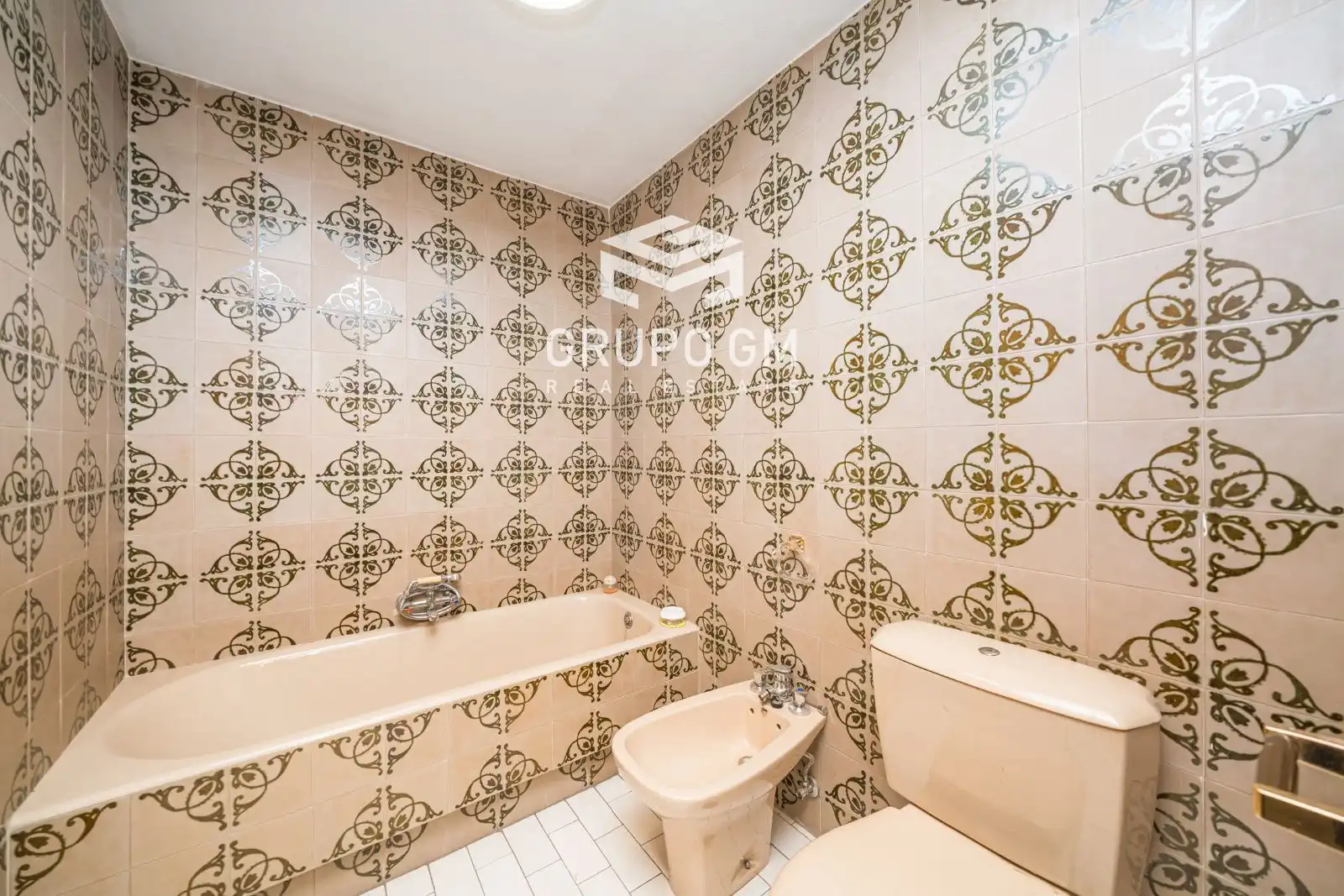 Bathroom of Flat for sale in Madrid  with Air Conditioner and Heating