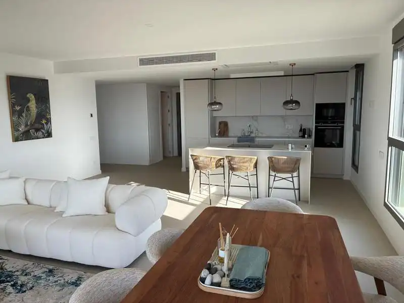 Sala d'estar de Apartament de lloguer en Estepona amb Aire condicionat, Terrassa i Piscina