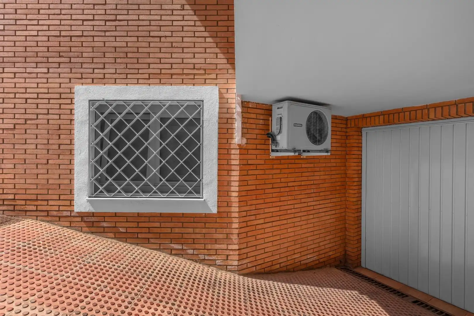 Vista exterior de Dúplex en venda en Almería amb Aire condicionat, Calefacció i Jardí privat