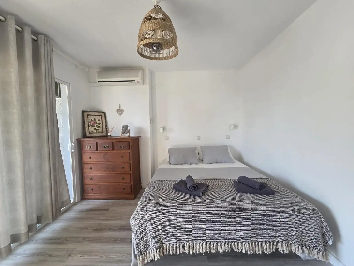 Habitación de Piso de alquiler en Benalmádena con Terraza y Piscina comunitaria
