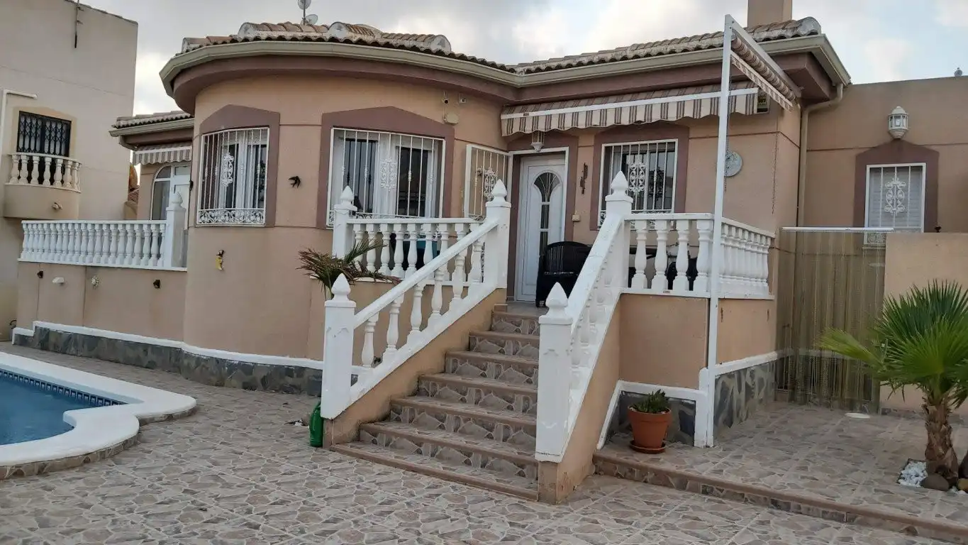 Vista exterior de Casa o chalet en venta en Rojales con Terraza, Piscina y Amueblado