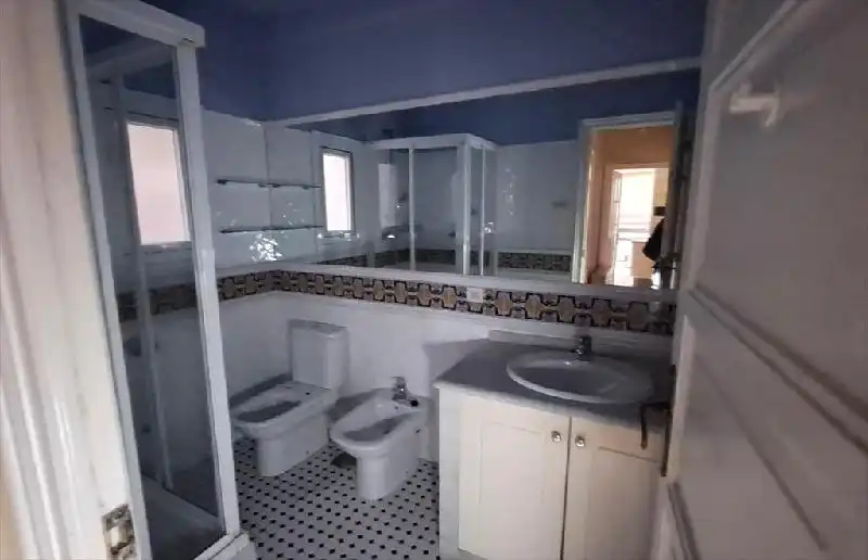 Baño de Piso en venta en A Coruña Capital  con Trastero y Alarma