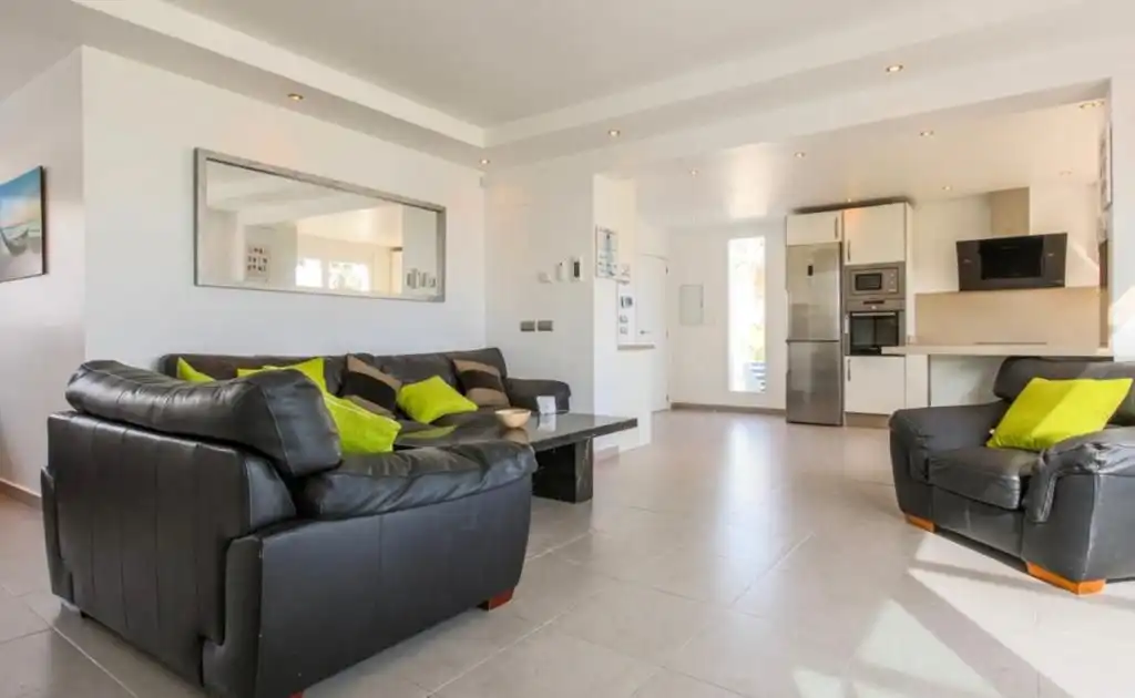Sala de estar de Casa o chalet de alquiler en Estepona con Aire acondicionado, Jardín privado y Piscina