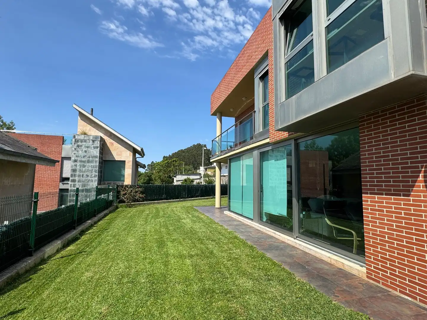 Vista exterior de Casa o xalet en venda en Santa Cruz de Bezana amb Calefacció, Jardí privat i Terrassa