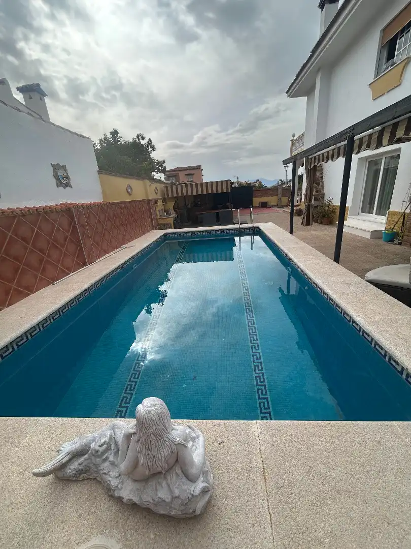 Piscina de Casa o xalet en venda en Alhaurín de la Torre amb Aire condicionat, Jardí privat i Terrassa
