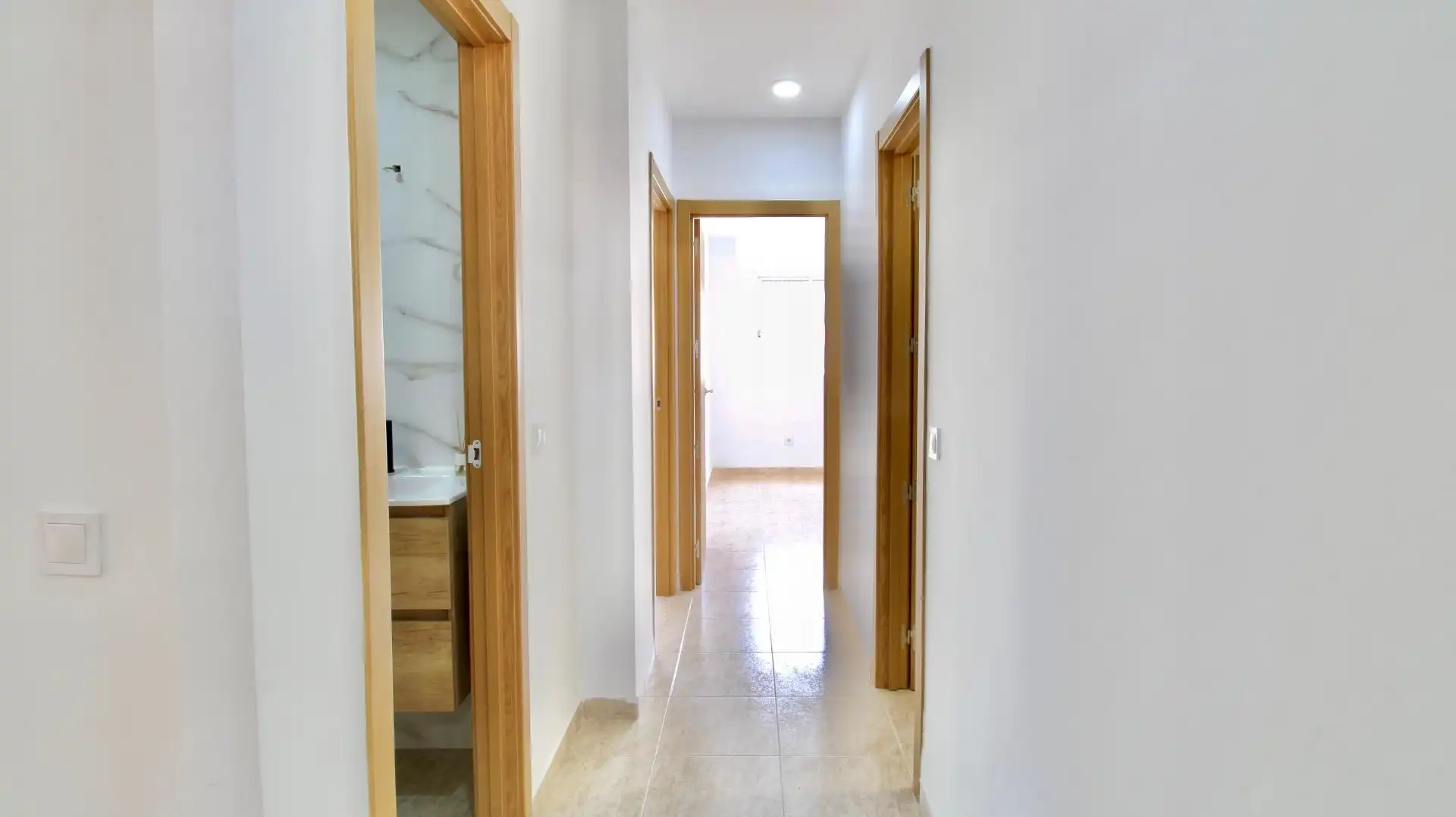 Piso en venta en Roquetas de Mar con Jardín privado, Terraza y Piscina comunitaria