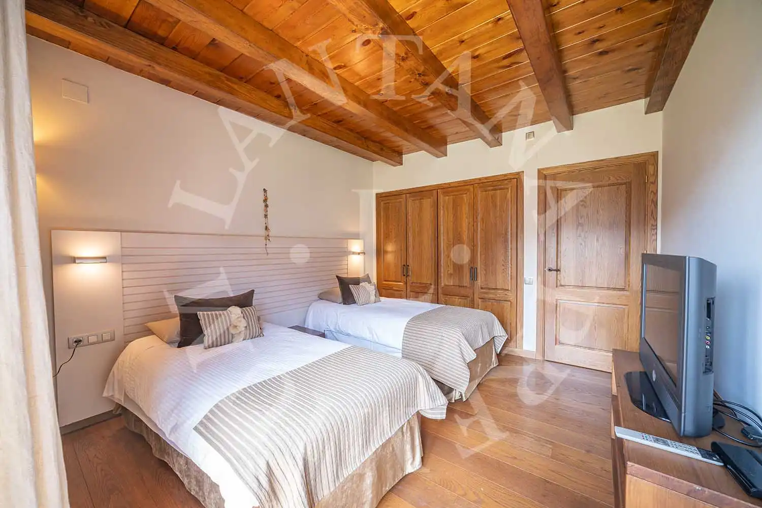Habitación de Casa adosada en venta en Naut Aran con Calefacción, Jardín privado y Parquet
