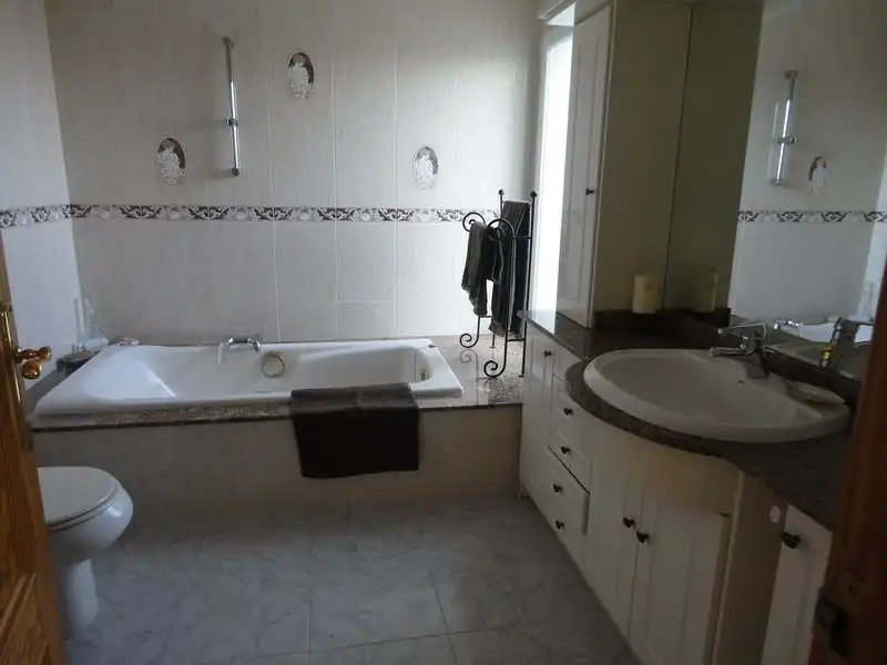Baño de Finca rústica en venta en La Nucia con Aire acondicionado, Jardín privado y Terraza