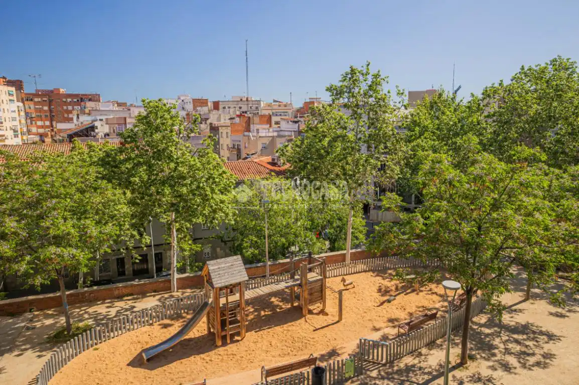 Vista exterior de Edificio en venta en Barcelona