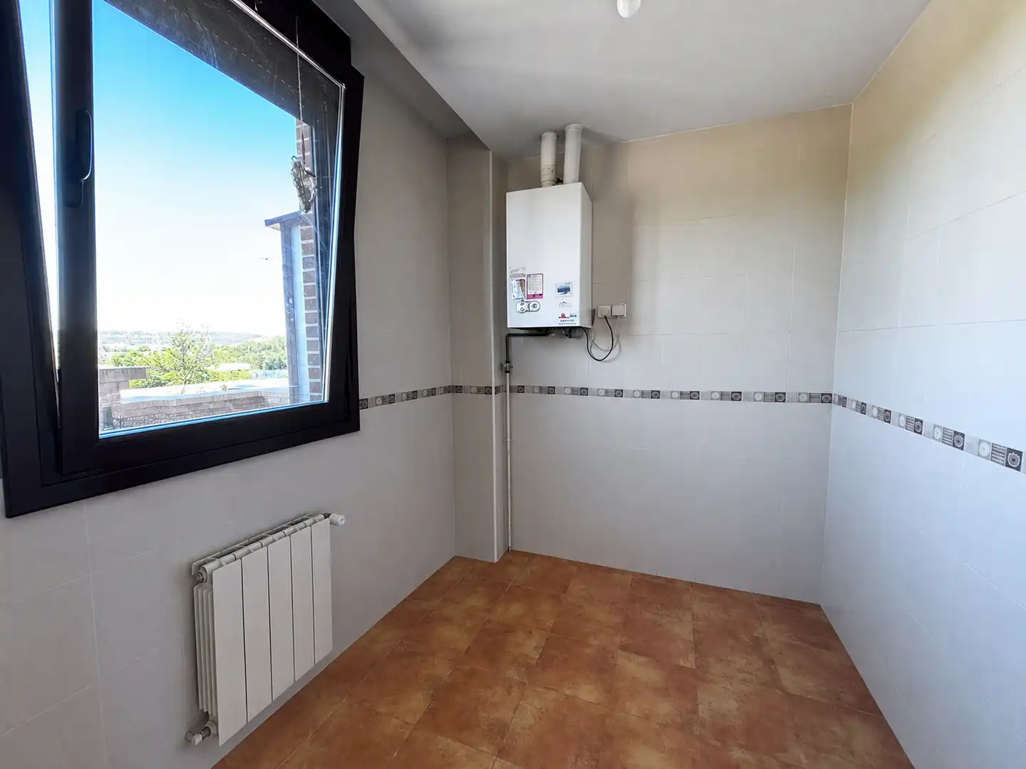 Badezimmer von Einfamilien-Reihenhaus zum Verkauf in Burgos mit Heizung, Terrasse und Abstellraum