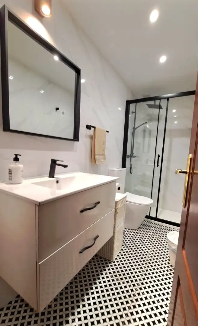Badezimmer von Wohnung zur Miete in Gijón  mit Heizung, Parkett und Möbliert