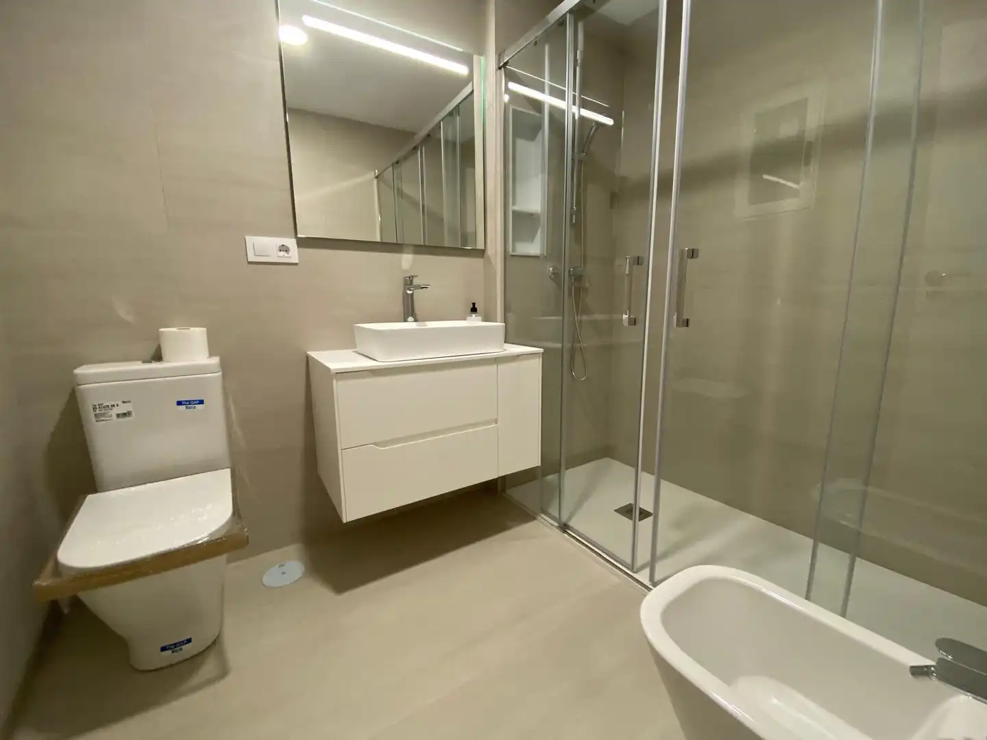 Bathroom of Flat for rent in Albacete  with Air Conditioner, Heating and Parquet flooring