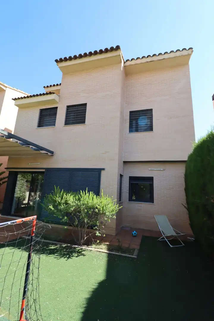 Vista exterior de Casa o chalet de alquiler en Paterna con Aire acondicionado, Calefacción y Jardín privado