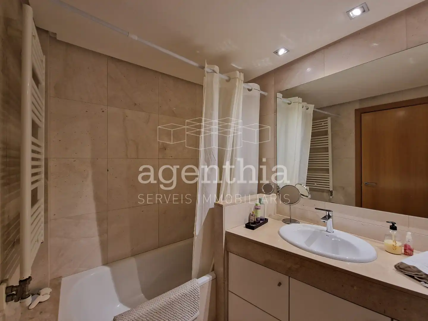 Badezimmer von Wohnung zum Verkauf in Girona mit Klimaanlage, Heizung und Terrasse