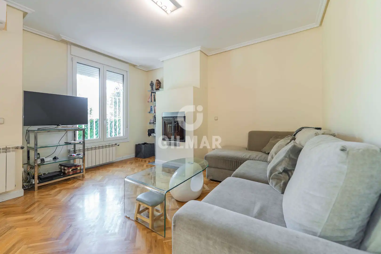 Sala d'estar de Casa adosada en venda en Madrid amb Calefacció i Jardí privat